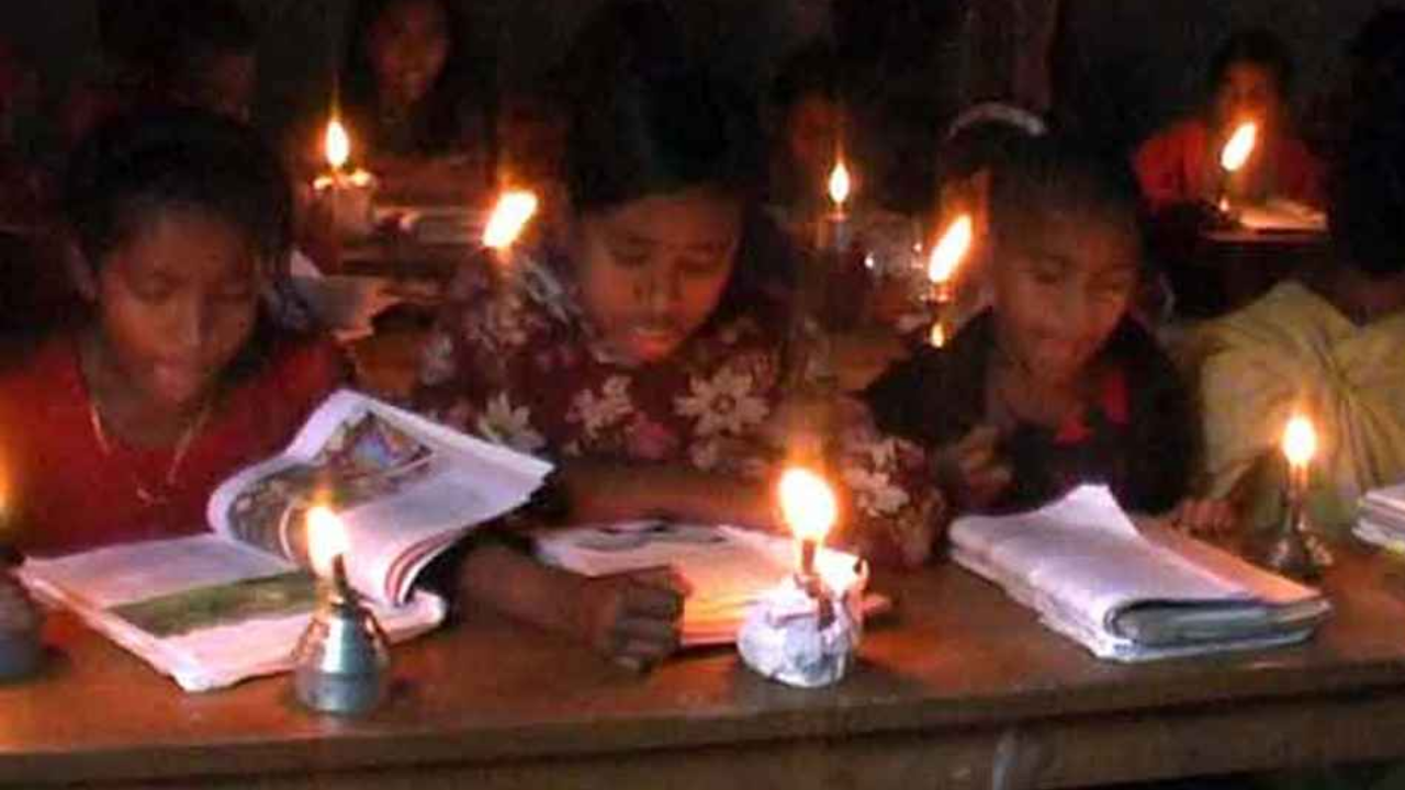 বিদ্যুৎবিহীন ৬০ হাজার মানুষ, রাতের সঙ্গী কুপি-মোমবাতি